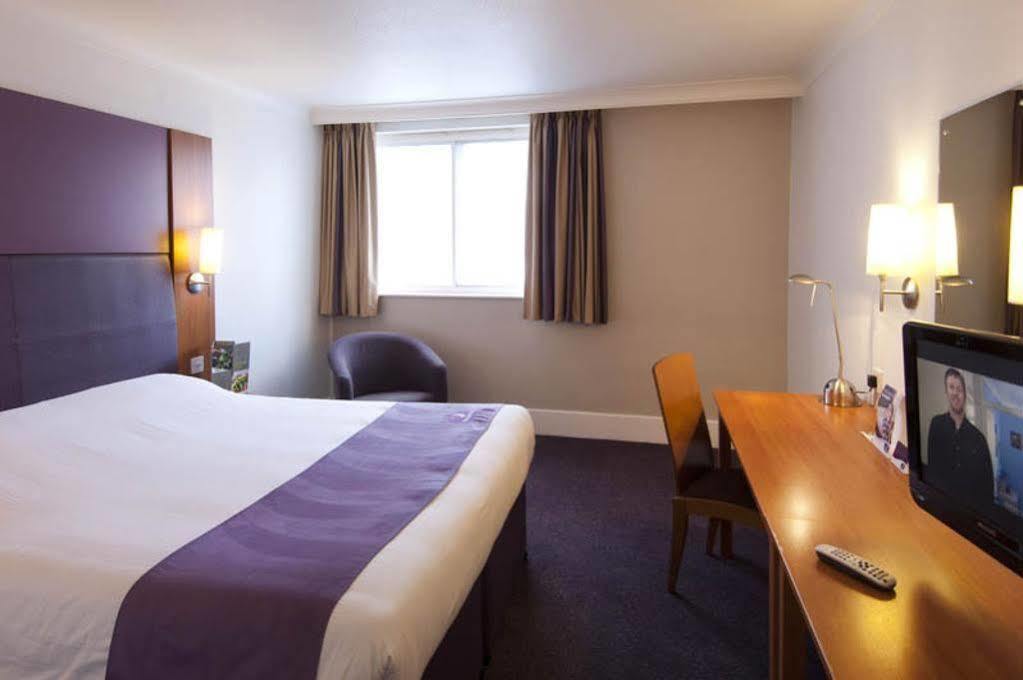 Premier Inn Brentwood Exteriör bild